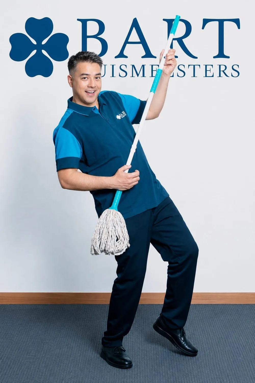 Schoonmaakmedewerker van Bart Huismeesters met een mop voor de logowand